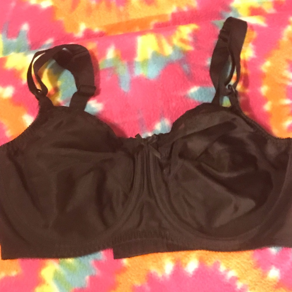 Black bra with underwire. Very sturdy 😉